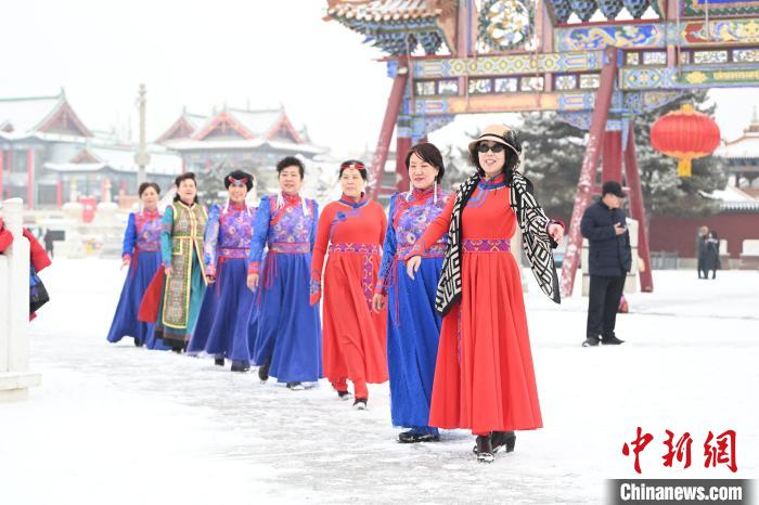 2月13日，老年人在呼和浩特市大召廣場拍照“打卡”?！⑽娜A 攝