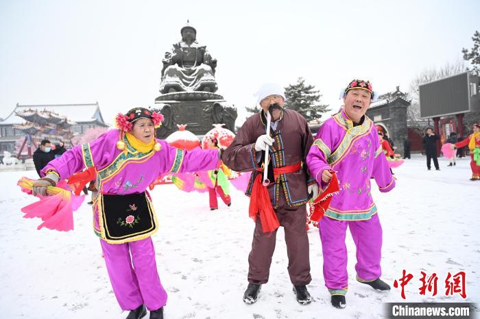 2月13日，秧歌隊在呼和浩特市大召廣場雪中起舞?！⑽娜A 攝