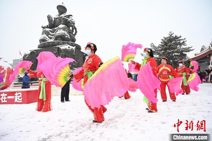 2月13日，秧歌隊在呼和浩特市大召廣場雪中起舞。　劉文華 攝