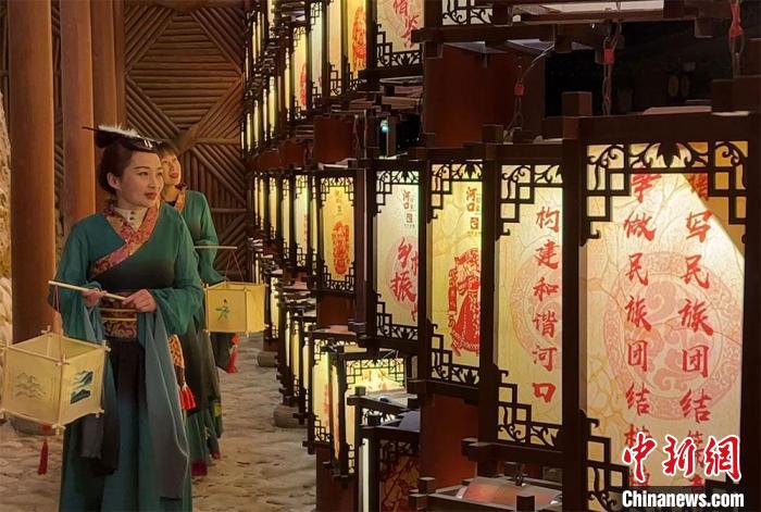圖為游客身著古裝逛燈會(huì)。　張振祥 攝