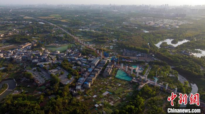 航拍正在建設(shè)中的成都至自貢高速鐵路成都段?！⒅铱?攝