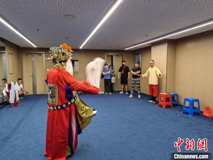 “天下第一團(tuán)”正在進(jìn)行練習(xí)?！±ド绞形捏w廣電和旅游局供圖