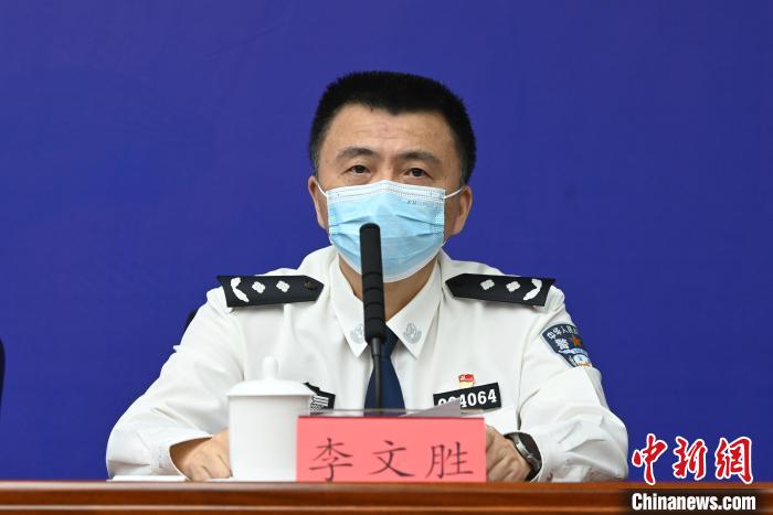 成都市公安局交管局局長(zhǎng)李文勝?！“苍?攝