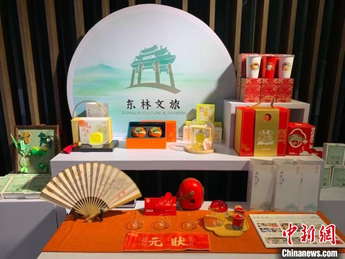 發(fā)展論壇現場展出的無錫城市文創(chuàng)作品?！O權 攝