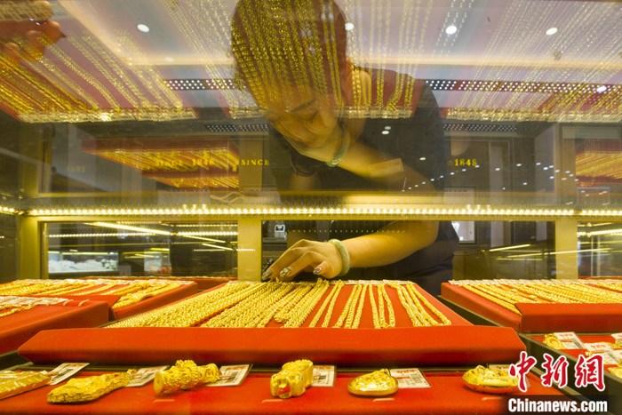 山西省太原市，一商場(chǎng)工作人員整理黃金飾品。