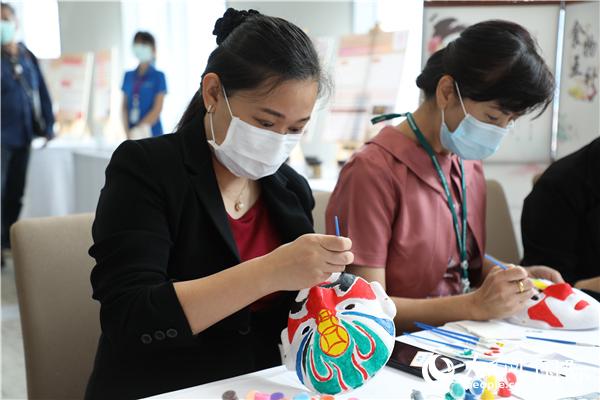 展覽會現(xiàn)場，泰國民眾體驗畫臉譜。人民網(wǎng)記者 趙益普攝