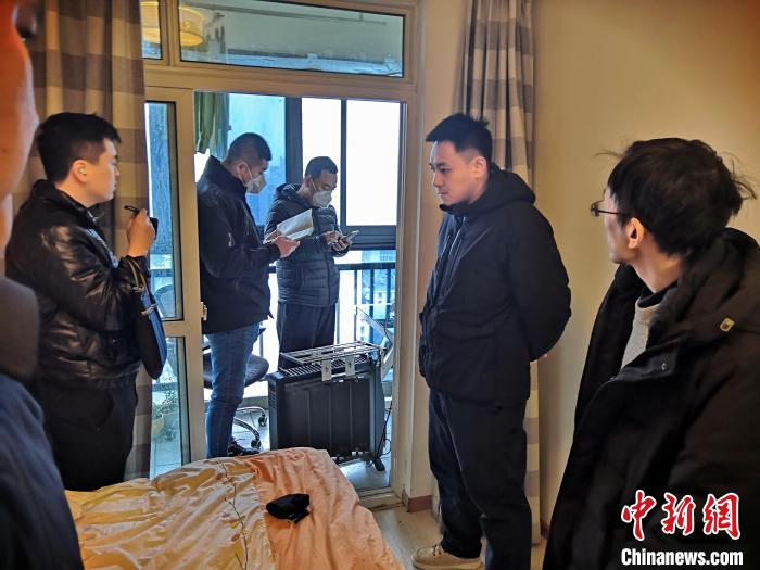 丹東市公安局民警抓捕犯罪嫌疑人，在其家中進(jìn)行搜查?！〉|市公安局供圖