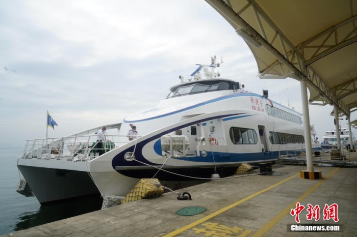 5月3日，“新捷安”輪載著157名乘客從廈門啟航前往金門，這是“新捷安”輪入列廈金航線后的首個航班。廈門海事局執(zhí)法人員對船舶進行了全面的開航前檢查，確保首航安全?！靶陆莅病陛喛傞L43米、船寬10.5米、型深3.61米，載客量350人，是現(xiàn)有廈金客運航線參營客船中載客定額最大的雙體穿浪高速客船，用以替換原有的“捷安”輪。福建海事 供圖