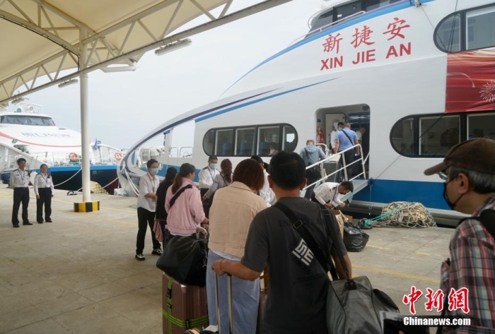 圖為乘客登船準備從廈門啟航前往金門。福建海事 供圖