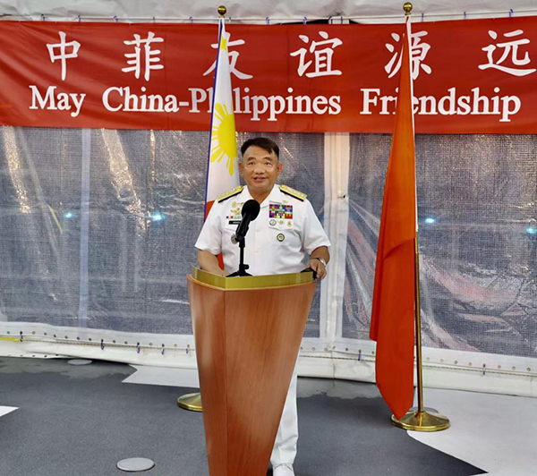 菲海軍司令阿達奇代表菲馬科斯總統(tǒng)歡迎“戚繼光”艦到訪。中國駐菲律賓大使館供圖