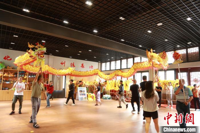 臺胞臺屬體驗舞龍?！≈芪的裙﹫D
