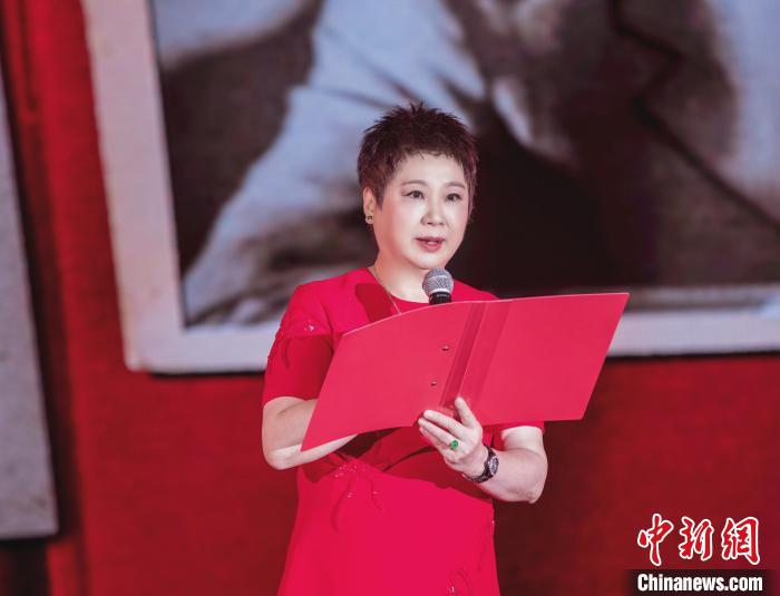 7月16日，榮智豐在2023年上海統(tǒng)戰(zhàn)文化周開幕活動(dòng)中朗誦《與統(tǒng)戰(zhàn)先輩的時(shí)空對(duì)話》?！堦?攝