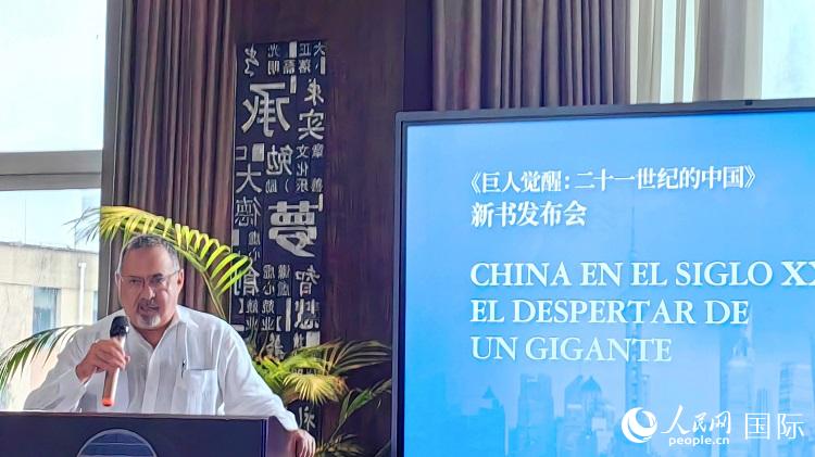 羅德里格斯博士現(xiàn)場介紹著作。吳志華攝