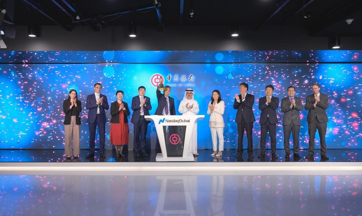 圖為中外嘉賓出席搖鈴儀式。迪拜納斯達克供圖