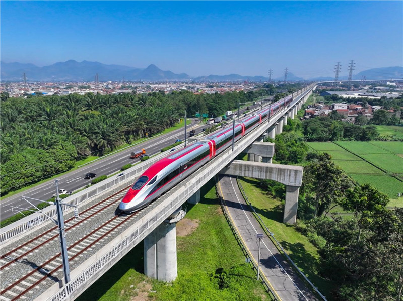 奔馳在雅萬高鐵上的動車組。中車青島四方機車車輛股份有限公司供圖