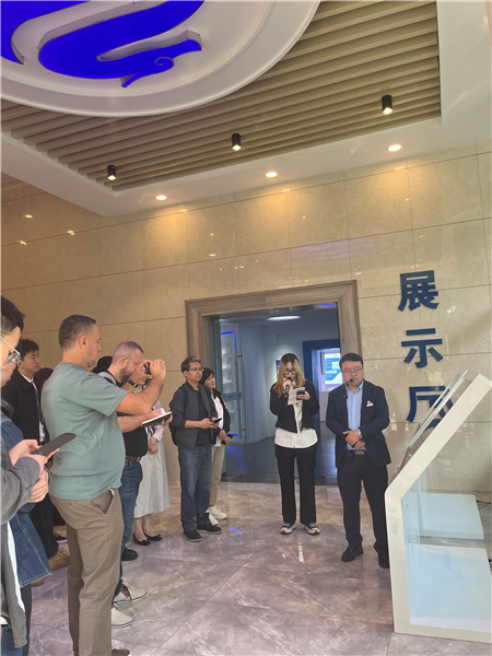 （在文瀾智谷中試產(chǎn)業(yè)基地，中外記者深入了解科技轉(zhuǎn)化情況 趙橙涔攝）