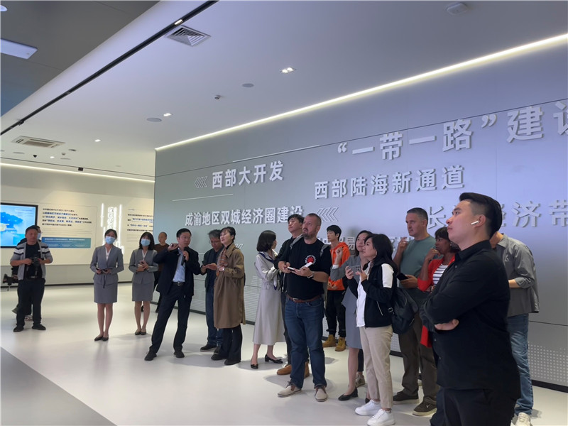 （成都國際鐵路港展廳，中外記者邊聽邊記，了解成都國際鐵路港運行情況 趙橙涔攝