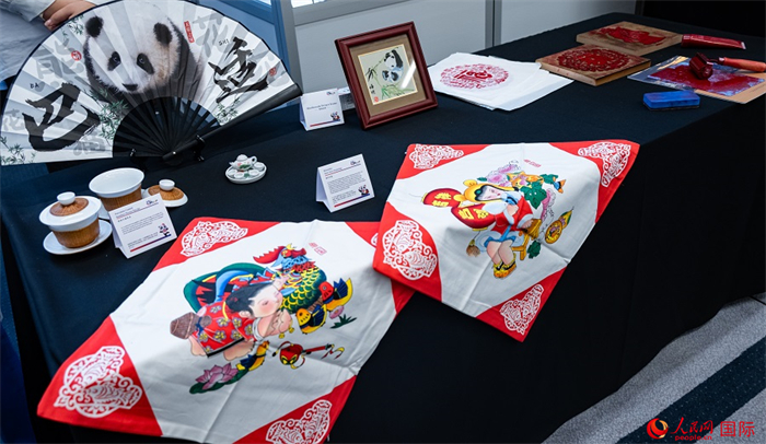 活動(dòng)現(xiàn)場(chǎng)的現(xiàn)場(chǎng)文創(chuàng)展、互動(dòng)體驗(yàn)區(qū)、非遺區(qū)展示。人民網(wǎng) 郭錦標(biāo)攝