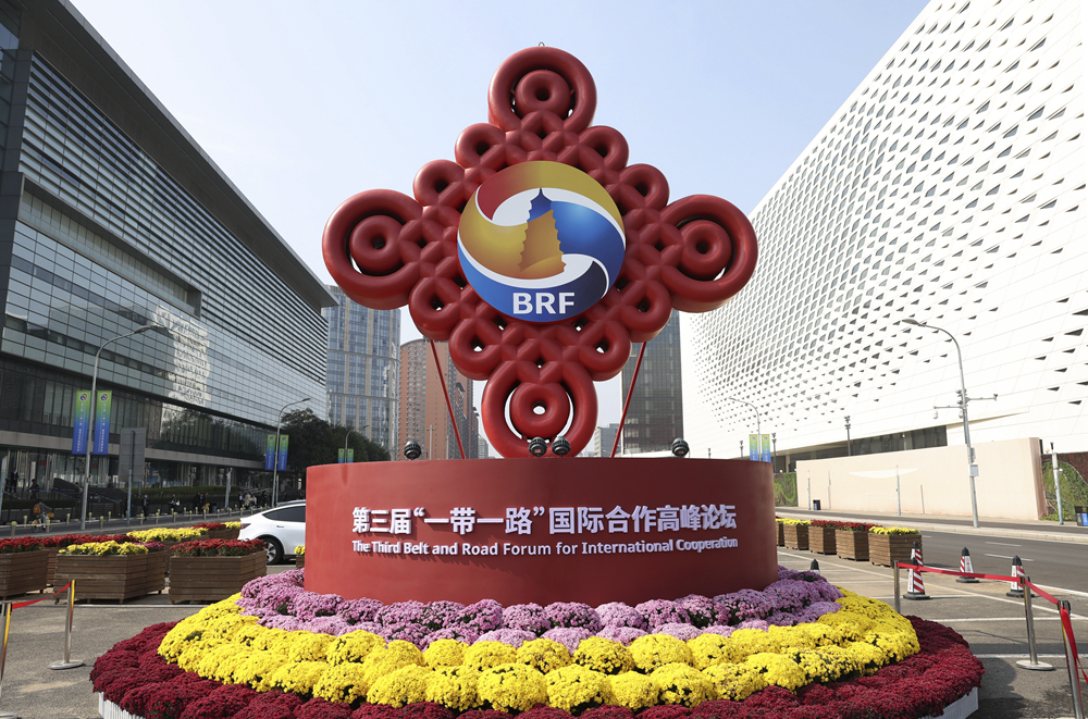 這是在北京國家會議中心附近拍攝的“一帶一路”國際合作高峰論壇景觀布置（2023年10月17日攝）。新華社記者 陳斌 攝