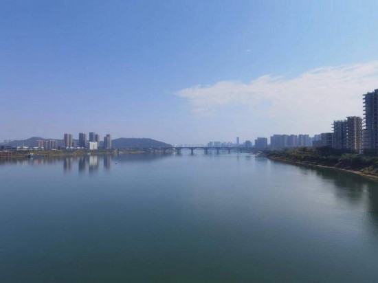 　　10月24日，在清水塘大橋景觀通道上拍攝的湘江景色。本報(bào)記者 常雯宜攝