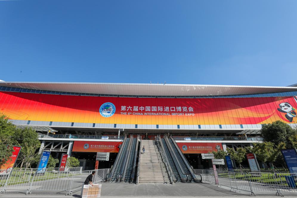 這是第六屆進(jìn)博會(huì)場(chǎng)館國(guó)家會(huì)展中心（上海）外景（2023年11月2日攝）。新華社記者 辛夢(mèng)晨 攝