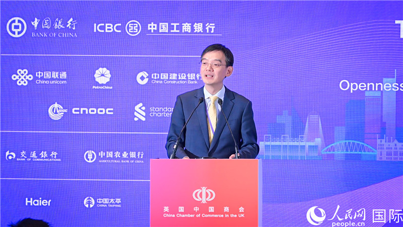 英國(guó)中國(guó)商會(huì)會(huì)長(zhǎng)、中國(guó)銀行倫敦分行行長(zhǎng)方文建 致歡迎辭。人民網(wǎng) 郭錦標(biāo)攝