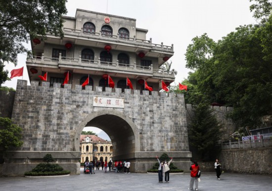 5月19日，游客在廣西憑祥友誼關(guān)合影留念。