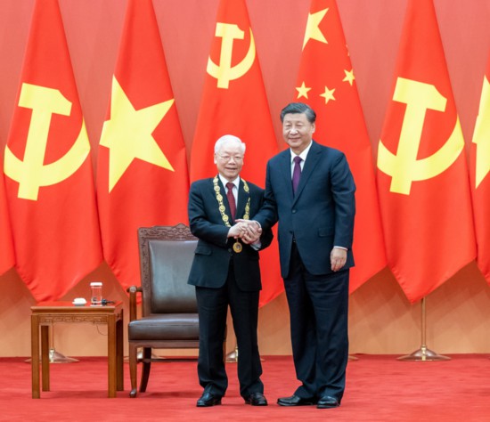 2022年10月31日，中共中央總書記、國(guó)家主席習(xí)近平在北京人民大會(huì)堂向越共中央總書記阮富仲授予中華人民共和國(guó)“友誼勛章”，并舉行隆重頒授儀式。