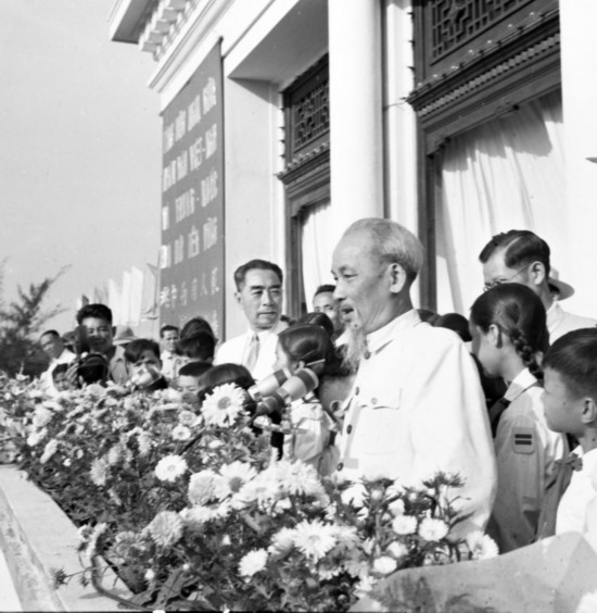 1960年5月13日，河內(nèi)市八萬(wàn)市民舉行盛大集會(huì)，歡迎周恩來(lái)總理。圖為胡志明主席、周恩來(lái)總理在大會(huì)主席臺(tái)上。