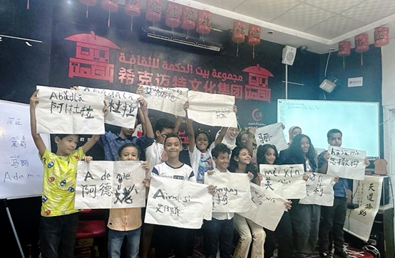 學(xué)著用中文書(shū)寫自己姓名的埃及兒童們。埃及?？诉~特文化集團(tuán)供圖