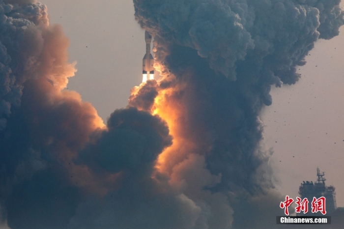 北京時間1月11日13時30分，引力一號遙一運(yùn)載火箭由太原衛(wèi)星發(fā)射中心在山東海陽附近海域點(diǎn)火升空，將云遙一號18～20星3顆衛(wèi)星送入預(yù)定軌道，飛行試驗(yàn)任務(wù)獲得圓滿成功。這是引力一號火箭首次飛行，創(chuàng)造全球最大固體運(yùn)載火箭、中國運(yùn)力最大民商火箭紀(jì)錄。圖/太原衛(wèi)星發(fā)射中心