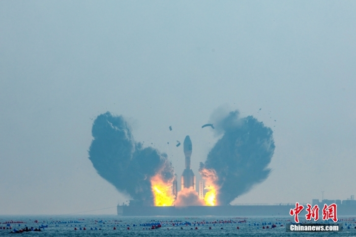 北京時間1月11日13時30分，引力一號遙一運(yùn)載火箭由太原衛(wèi)星發(fā)射中心在山東海陽附近海域點(diǎn)火升空，將云遙一號18～20星3顆衛(wèi)星送入預(yù)定軌道，飛行試驗(yàn)任務(wù)獲得圓滿成功。這是引力一號火箭首次飛行，創(chuàng)造全球最大固體運(yùn)載火箭、中國運(yùn)力最大民商火箭紀(jì)錄。圖/太原衛(wèi)星發(fā)射中心