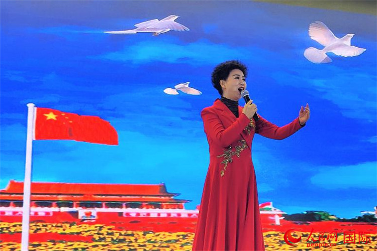 女高音歌唱家、國家一級演員江如虹演唱《我愛你中國》。人民網(wǎng)記者 于宏建攝