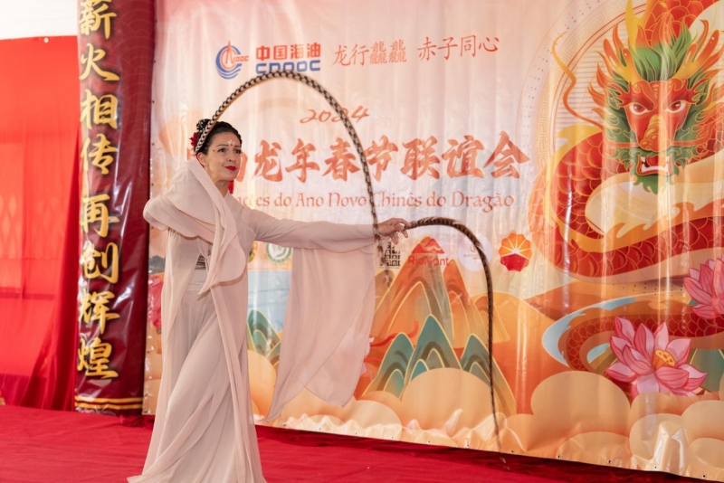 巴西藝術(shù)家表演中國舞。里約天主教大學(xué)孔子學(xué)院供圖