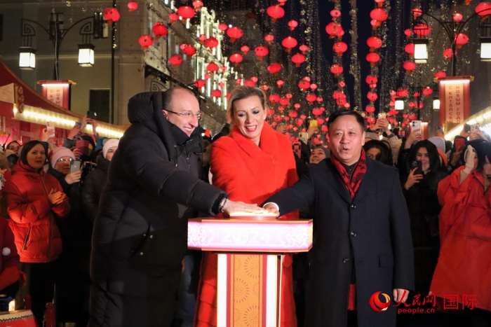 張漢暉、扎哈羅娃、科茲洛夫（從右至左）共同按下活動啟動按鈕。于子恒攝