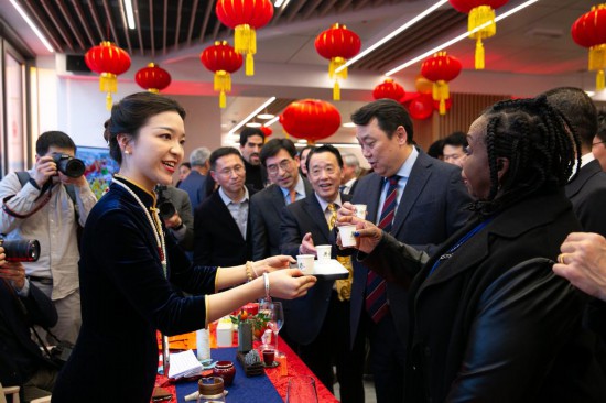 2月2日，人們?cè)谖挥谝獯罄_馬的聯(lián)合國(guó)糧農(nóng)組織總部體驗(yàn)中國(guó)茶藝。新華社記者李京攝