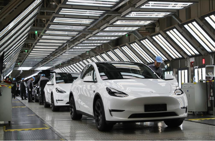 2023年12月22日，在特斯拉上海超級工廠內(nèi)，工人在對出廠前的車輛進(jìn)行漆面及門窗檢測。新華社記者 方喆 攝