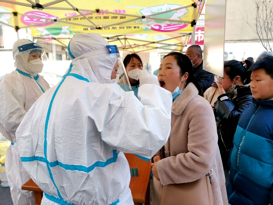 連云港贛榆區(qū)抽調近500名醫(yī)務人員開展核酸檢測。朱代桂攝