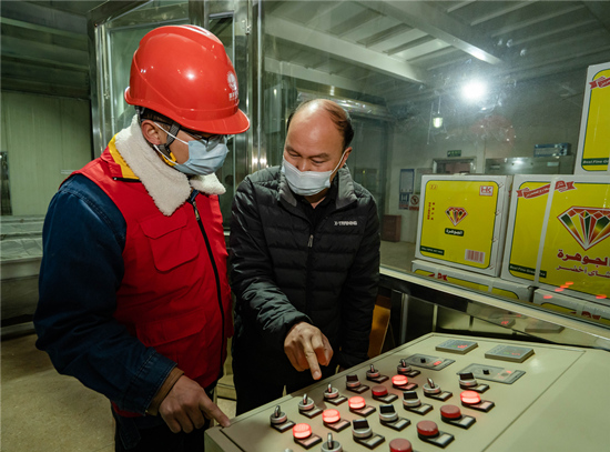 電力工作人員對用電企業(yè)進行指導。受訪單位供圖