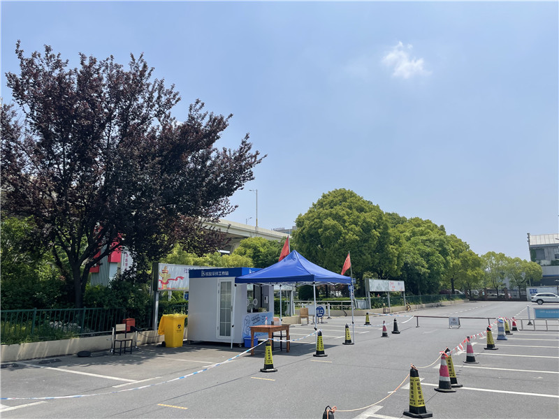 常態(tài)化“核酸采樣工作站”亮相上海街頭。龔昱攝
