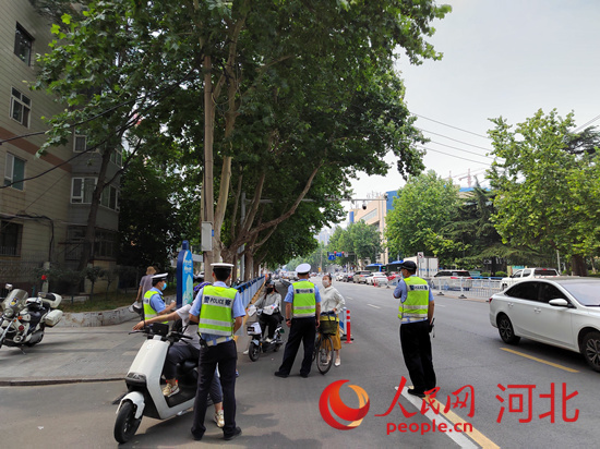 石家莊交警在查處非機動車違章。人民網(wǎng)祝龍超攝