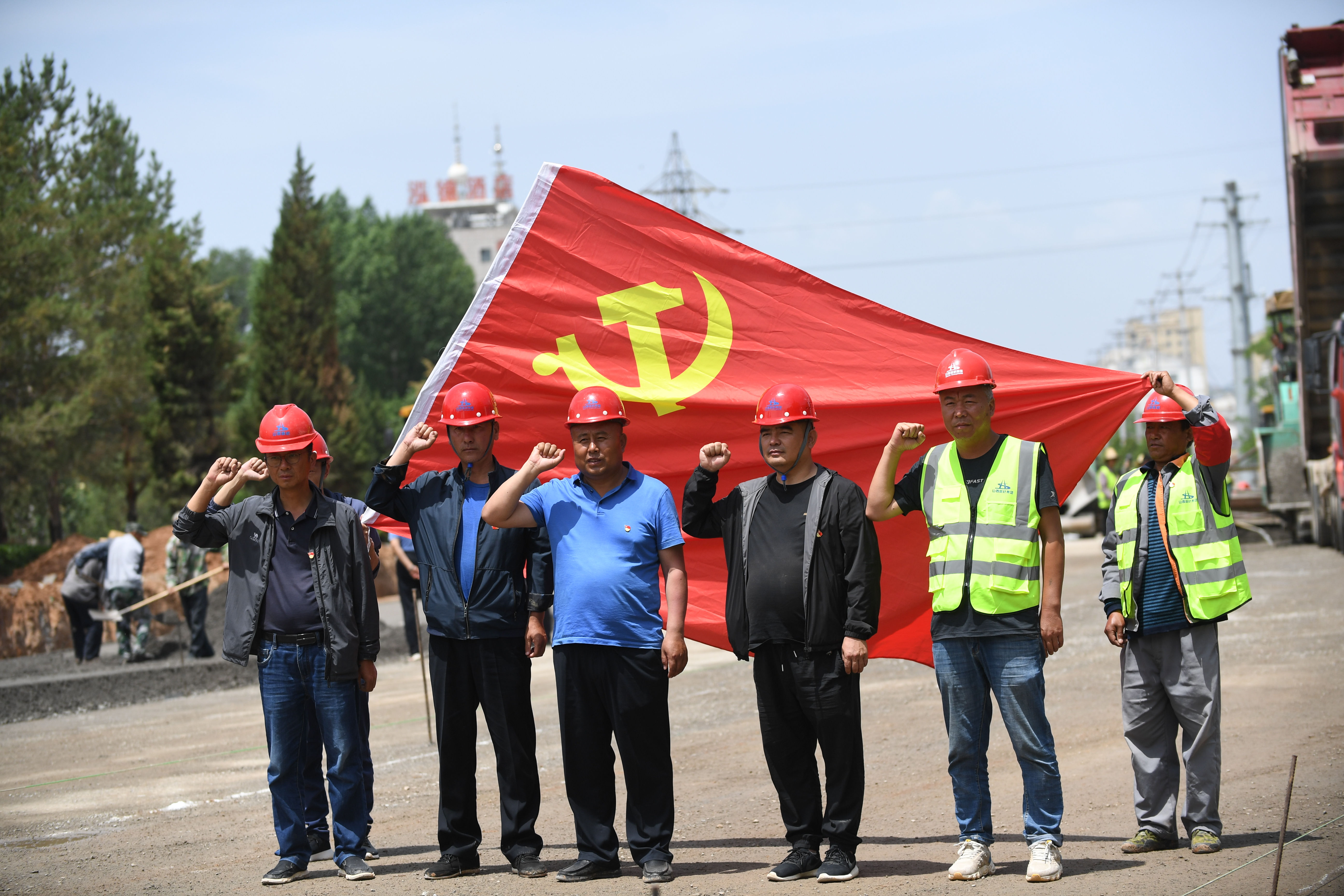 路橋工人在黨旗下宣誓。圖片由路橋公司提供