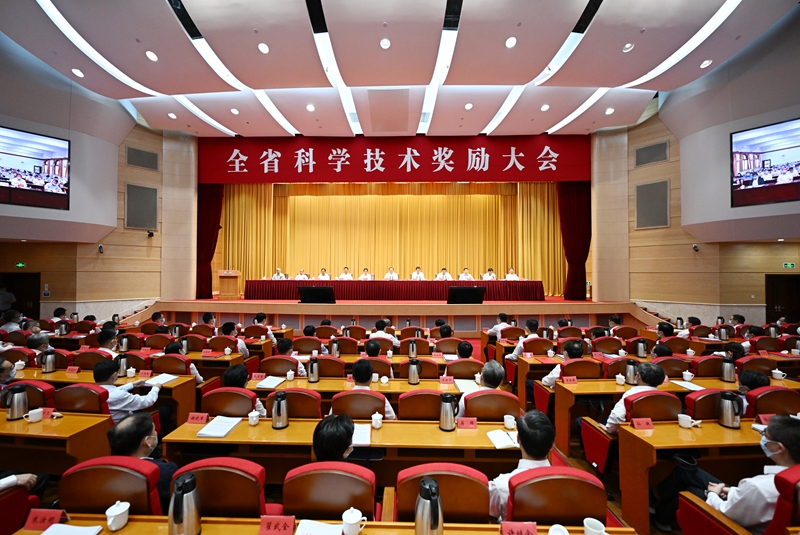 圖為江蘇省科學(xué)技術(shù)獎(jiǎng)勵(lì)大會(huì)現(xiàn)場(chǎng)。吳勝攝