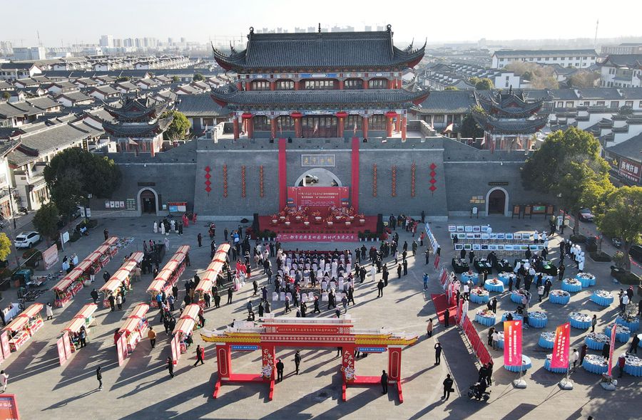 城門掛春聯(lián)，金湖沖刺“開門紅”。陳義寶攝
