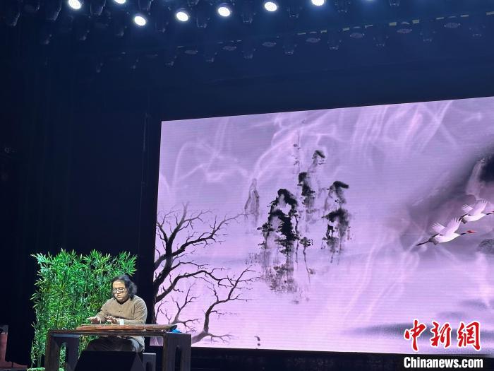 閩派古琴名家陳志強演奏一曲《流水》。　張麗君 攝