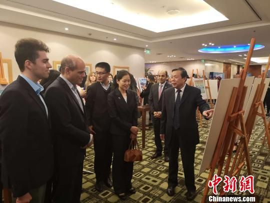 翟玉虎向嘉賓介紹河北風(fēng)光圖片?！±铌?攝