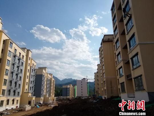 已基本完工的馬蘭村易地扶貧搬遷安置樓?！巫雍?攝