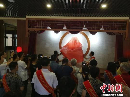 為董子石像揭幕?！⊥貔i 攝