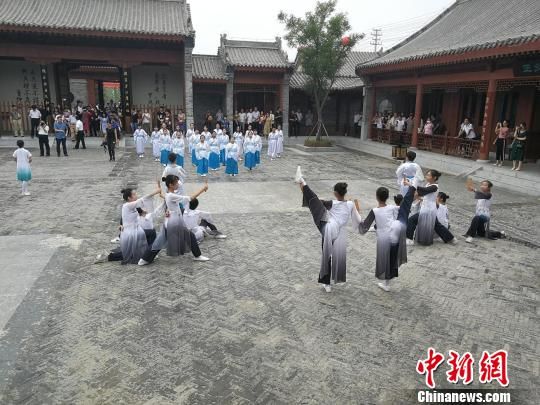 誦讀國學(xué)經(jīng)典展演。　王鵬 攝