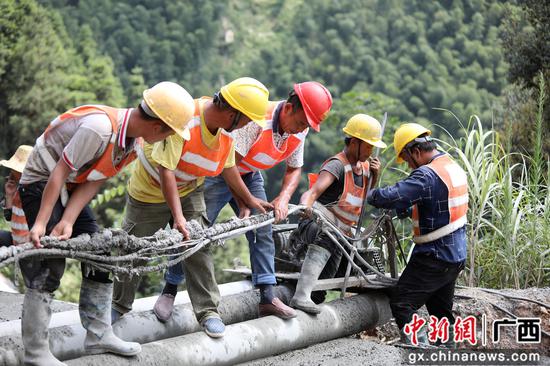 8月13日，融水苗族自治縣境內(nèi)的羅融二級公路施工路段，工人們正冒著37℃的高溫在進(jìn)行作業(yè)。